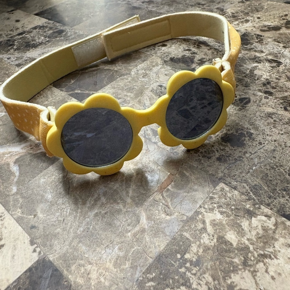 4/30$ Yellow Flower-Shaped Sunglasses 0-12 months
